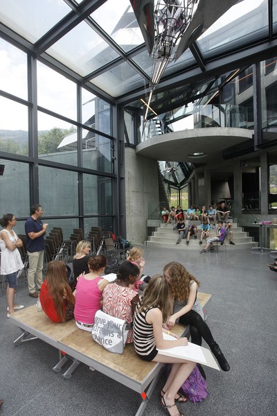 STEIN Haus – HAUS MIT STEINEN – STEINE UMS HAUS