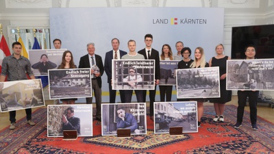 LH Peter Kaiser, Horst Groß (Wissenschaftsverein Ktn.), FH-Prof. Wolfgang Grillitsch, FH-Prof.in Sonja Hohengasser und Raffaela Lackner (GF ArchitekturHaus Ktn.) mit den Studierenden – © LPD Kärnten/Wajand LH Peter Kaiser, Horst Groß (Wissenschaftsverein Ktn.), FH-Prof. Wolfgang Grillitsch, FH-Prof.in Sonja Hohengasser und Raffaela Lackner (GF ArchitekturHaus Ktn.) mit den Studierenden