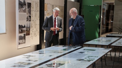 LH Peter Kaiser beim Pressegespräch zur Ausstellung von Felix Orsini-Rosenberg. Am Bild: LH Peter Kaiser mit Peter Nigst (Obmann Bauarchiv), Urheber: LPD Kärnten