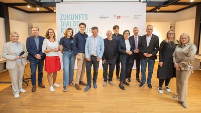 Bürgermeister Christian Scheider, Vizebürgermeister MMag. Dr. Alexander Kastner und Stadträtin DI Constance Mochar mit den Expertinnen und Experten des „Zukunftsdialogs – Stadtentwicklung & Klimawandel“ im Napoleonstadel.