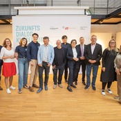 Bürgermeister Christian Scheider, Vizebürgermeister MMag. Dr. Alexander Kastner und Stadträtin DI Constance Mochar mit den Expertinnen und Experten des „Zukunftsdialogs – Stadtentwicklung & Klimawandel“ im Napoleonstadel.