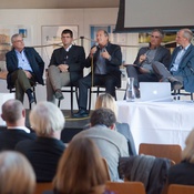 Bodentagung _Foto©dermaurer – Podiumsdiskussion mit Architekt Roland Winkler (Gruppe BILLIG BAUEN vom Architektur Haus Kärnten), Mag Egon Jusner (Abteilungsleiter rechtl. Raumordnung Land Kärnten als Vertretung für LR Dr. Gaby Schaunig), Martin Gruber (Vizepräsident Gemeindebund Kärnten), Landesrat Rolf Holub, Gerhard Genser (Wirtschaftskammer Kärnten) und Robert Unglaub (Bündnis Alpenkonvention Kärnten)