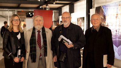 Prof. Friedrich Kurrent zu Besuch im Architektur Haus Kärnten bei der Ausstellung „Erlebnis Raum“. Abgebildet: Raffaela Lackner, Friedrich Kurrent, Peter Nigst, Gerhard Assem