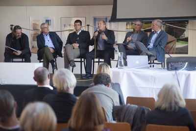 Bodentagung – Podiumsdiskussion mit Architekt Roland Winkler (Gruppe BILLIG BAUEN vom Architektur HausKärnten), Mag Egon Jusner (Abteilungsleiter rechtl. Raumordnung Land Kärnten als Vertretung fürLR Dr. Gaby Schaunig), Martin Gruber (Vizepräsident Gemeindebund Kärnten), Landesrat RolfHolub, Gerhard Genser (Wirtschaftskammer Kärnten) und Robert Unglaub (BündnisAlpenkonvention Kärnten).