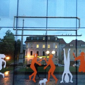 Exit space Kardinalplatz - bleiben oder gehen
(Schaufensterbelebung von KUZO in Kooperation mit der NMS Hasnerschule und  der Viertelagentur(