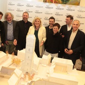 Bürgermeisterin Dr. Maria-Luise Mathiaschitz, Vzbgm. Jürgen Pfeiler, Stadtrat Markus Geiger, Stadtrat Frank Frey, Stadtrat Christian Scheider mit DI Georg Wald (Stadtplanung), den Planern DI Isolde Rajek, DI Oliver Barosch und DI Gerhard Müller sowie dem Modell des neuen Pfarrplatzes.