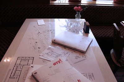 Fluchtraum Österreich – Eröffnung auf den Tischen des Gasthaus Bärenwirt